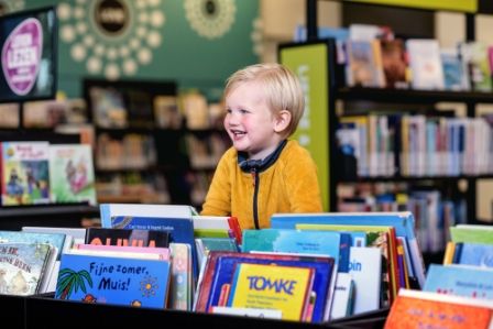 2016-11/jongetje-jeugdhoek-boeken-bibliotheken-noord-fryslan