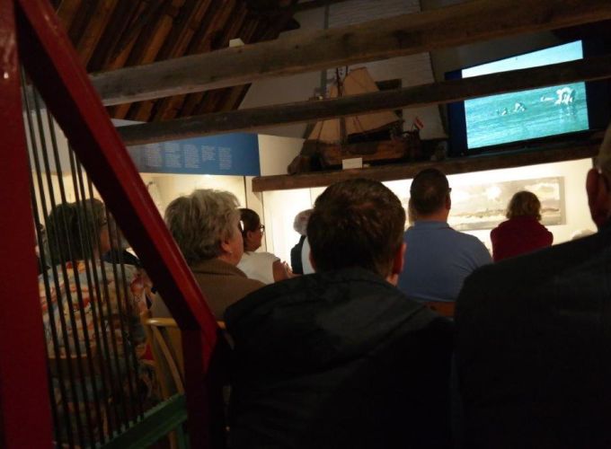 Praatje film - Het praatje bij de film, elke dinsdag Praatje Film van 14.00-16.00 uur. Gratis entree bij bezoek museum.