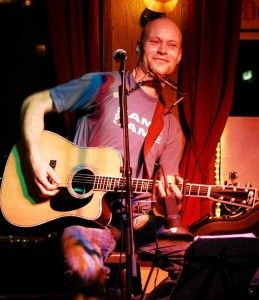 Sjoerd live in het Loodscafé - Vlielandse troubadour Sjoerd Elsinga