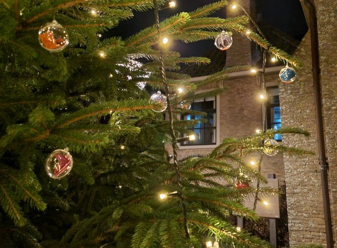 Wensbal in de kerstboom hangen bij het Kerkplein - Iedereen mag een wensbal in de kerstboom hangen!